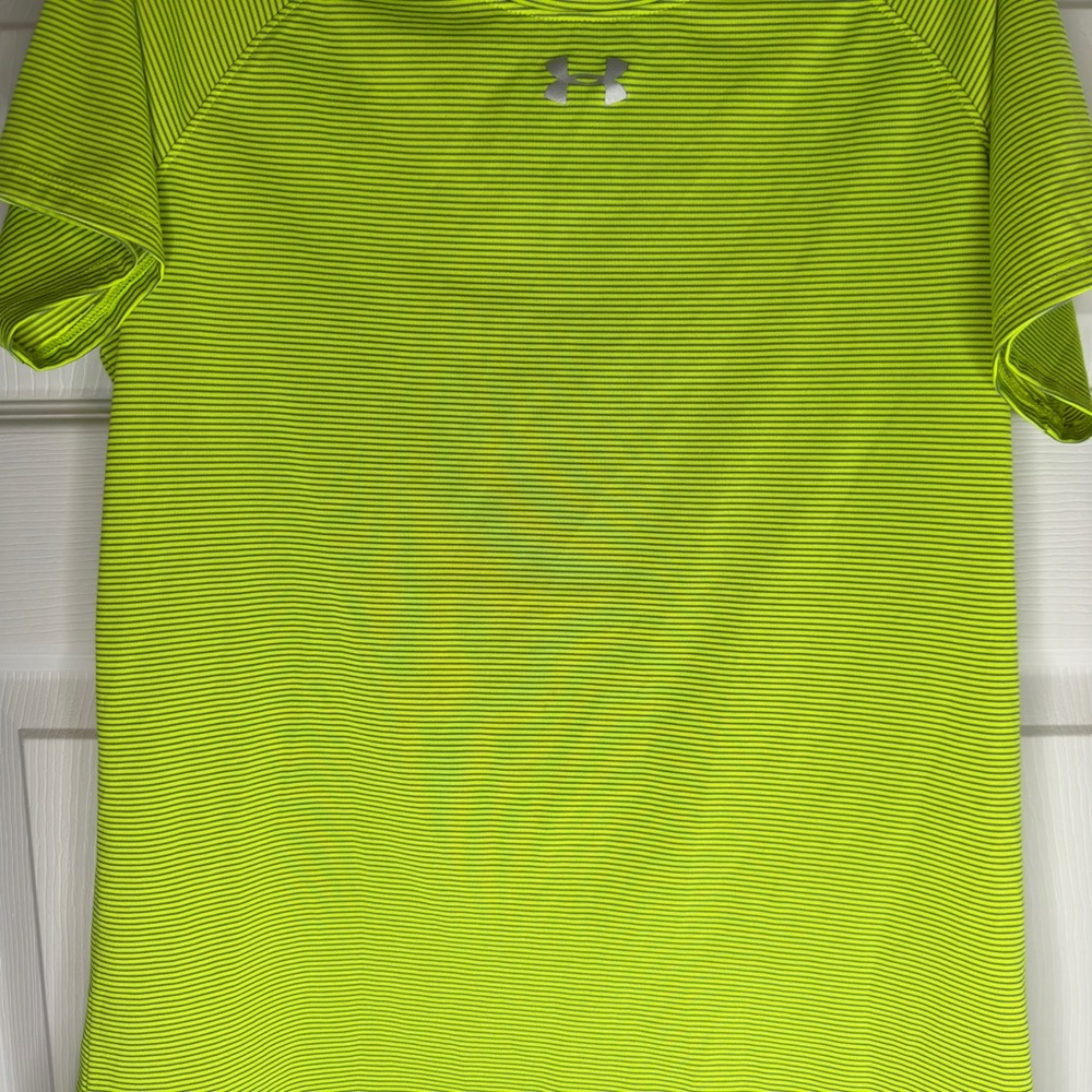Under Armour Short Sleeve Shirts Loose fit, SM/PP lime green with Bk Lines EUC